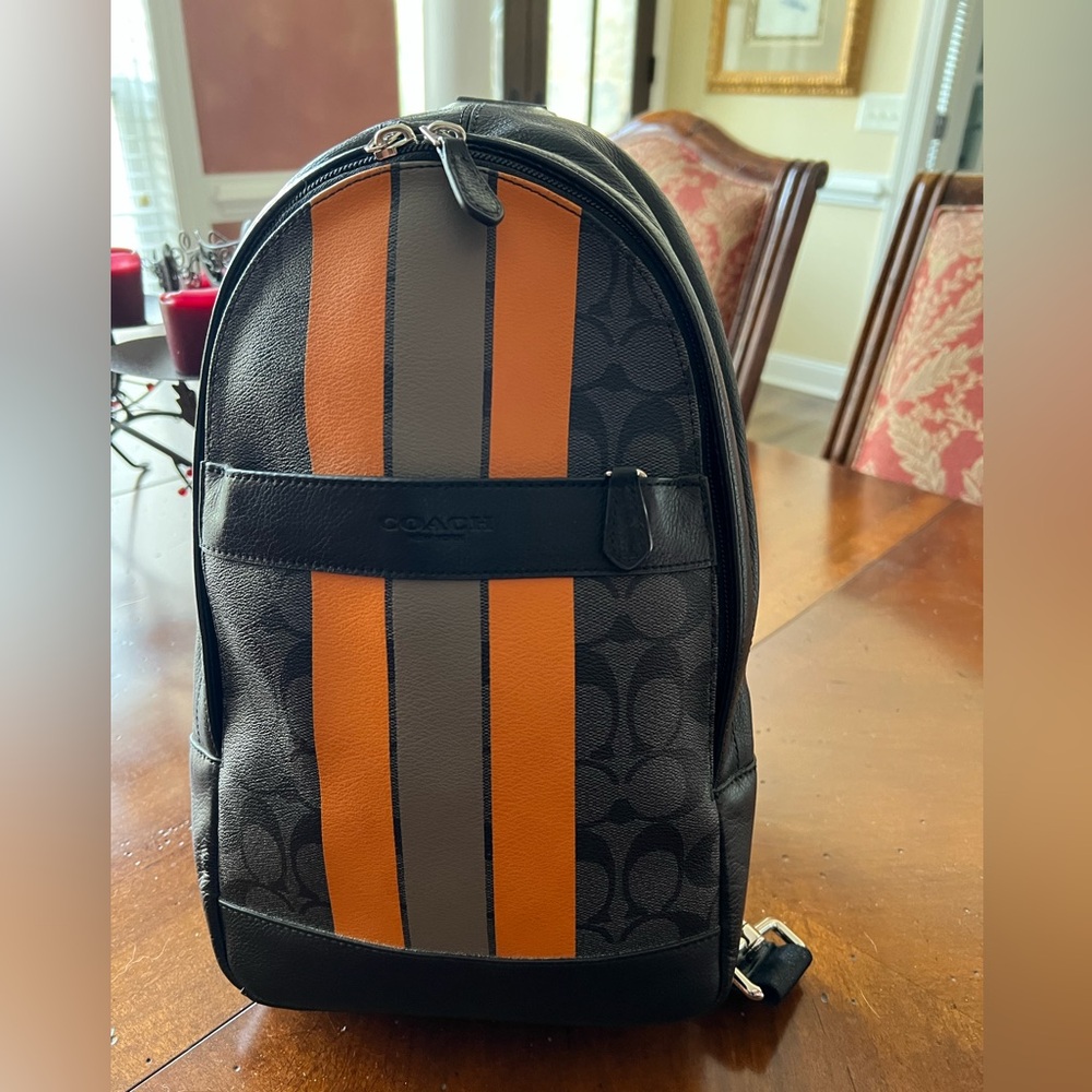 CHARLES PACK IN VARSITY SIGNATURE (COACH F72353)
CHARCOAL/ORANGE Sling bag